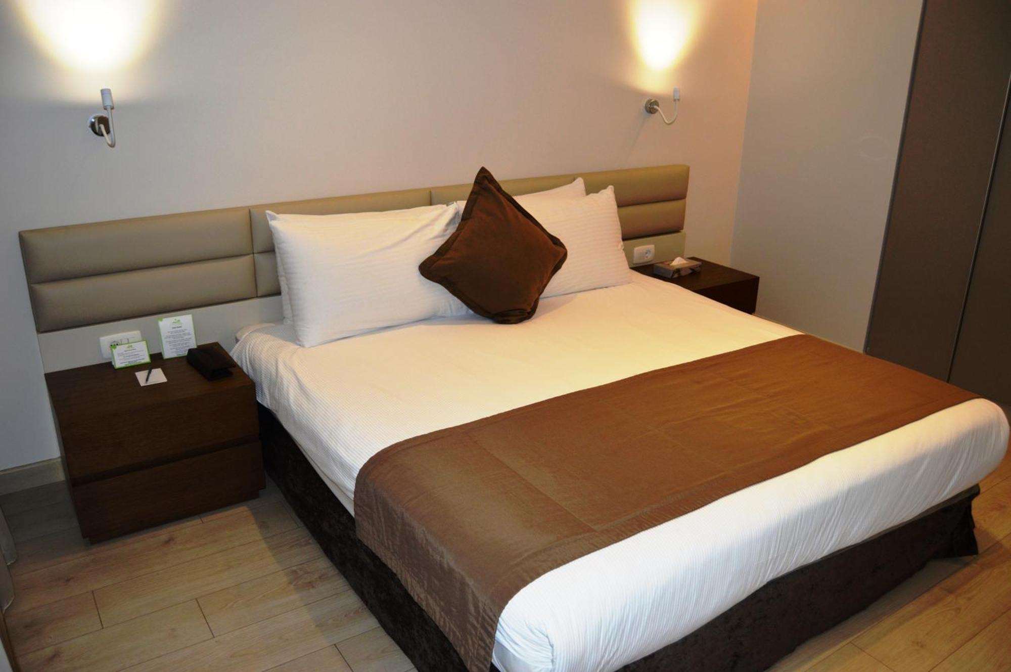 Country Lodge Hotel & Resort Beirut Room photo